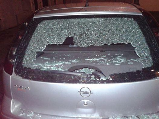 Il vetro frantumato dell'auto parcheggiata in via Elisa