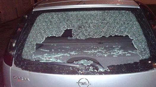 Il vetro frantumato dell'auto parcheggiata in via Elisa