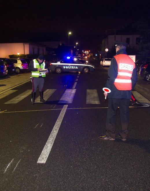 Rilievi dopo un incidente in Traversagna favorito dalla scarsa luminosità (foto Nucci)