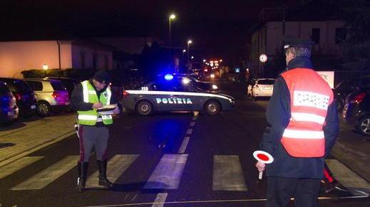 Rilievi dopo un incidente in Traversagna favorito dalla scarsa luminosità (foto Nucci)