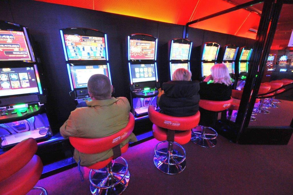 Giocatori in una sala per il gioco attrezzata con videolottery e new slotmachine