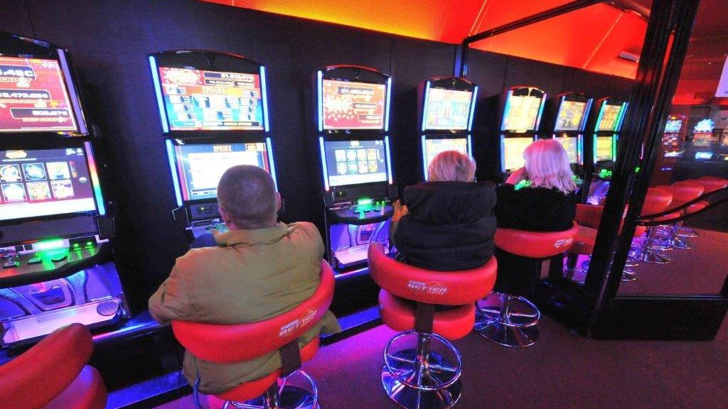 Giocatori in una sala per il gioco attrezzata con videolottery e new slotmachine