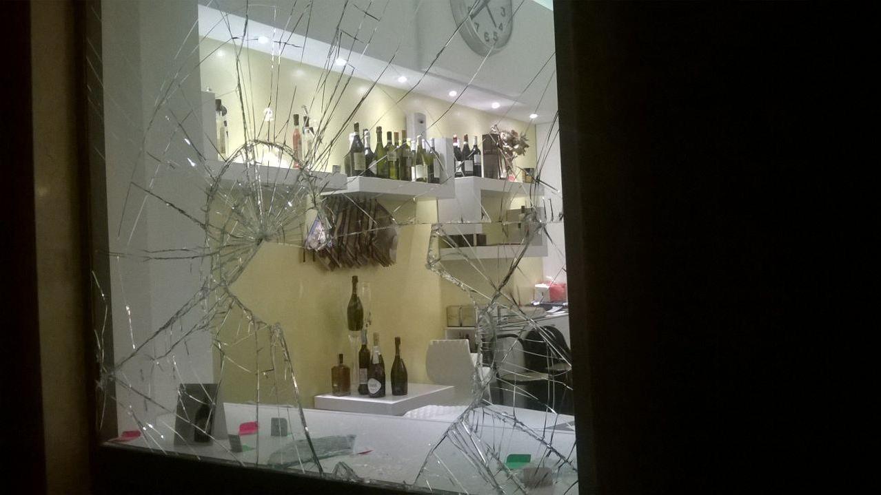 Vetrina rotta bar Aroldo