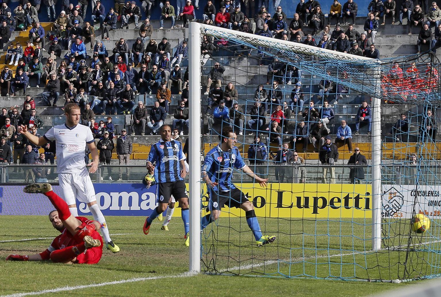 Il gol vincente di Frediani  (foto Muzzi)