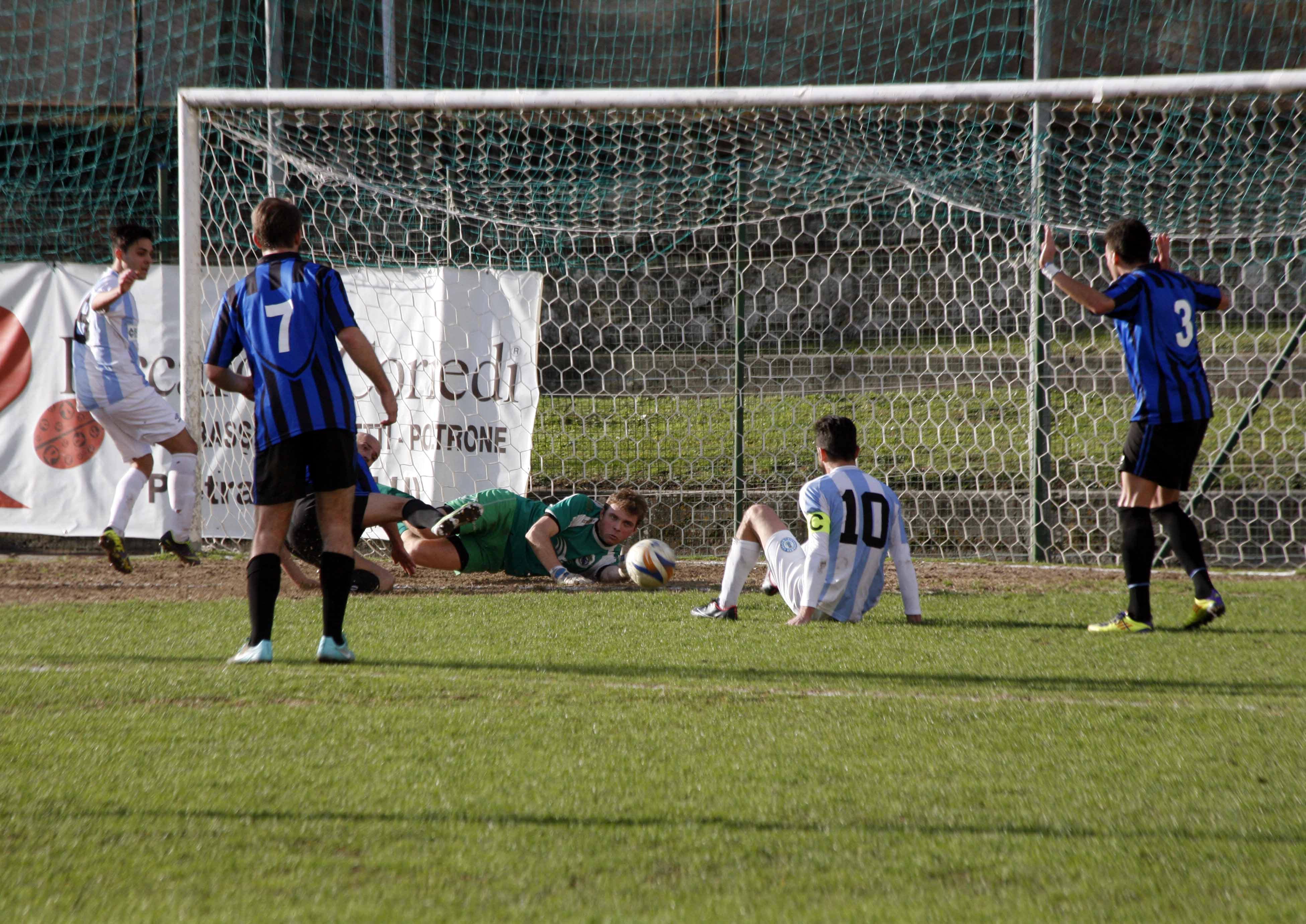 Una fase del derby fra Pietrasanta e Real Forte (foto Ciurca/Paglianti)
