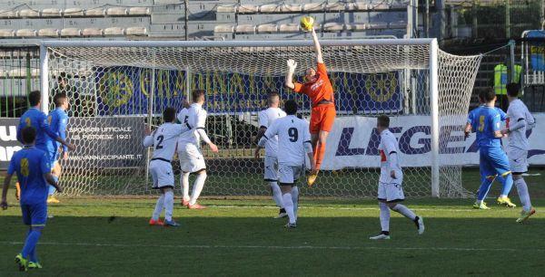 Un'azione di gioco in Pistoiese-Carrarese 1-1 (Foto Gori)