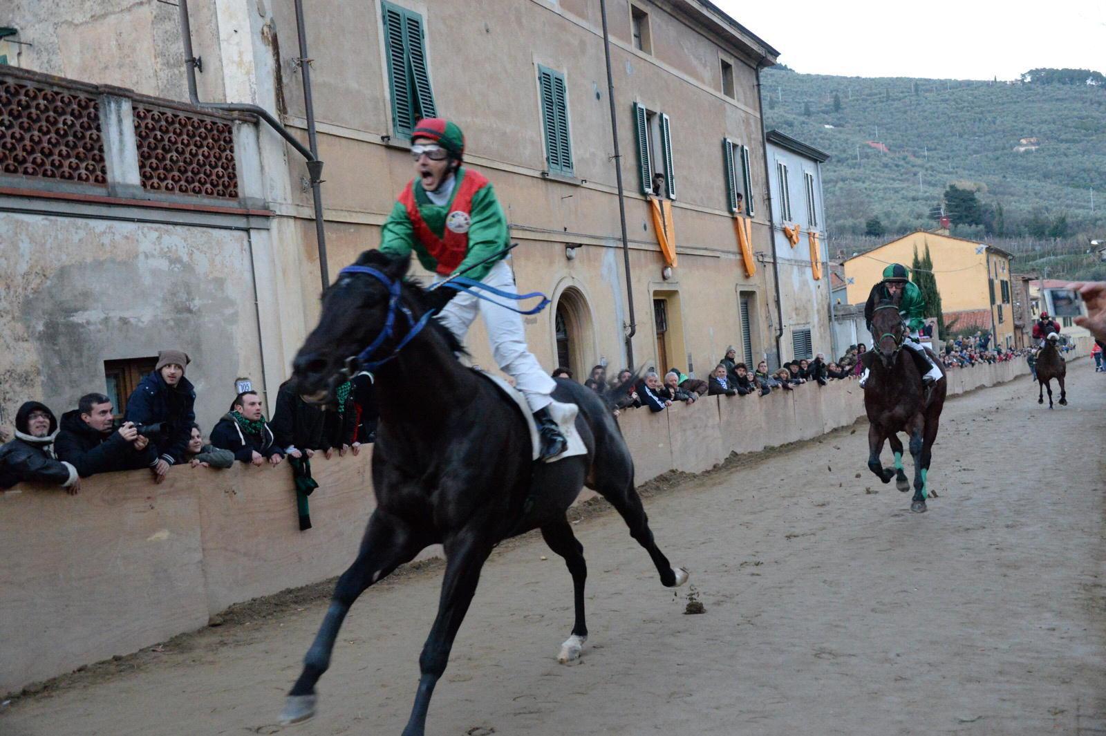 L'arrivo trionfale di San Michele (foto Franco Silvi)