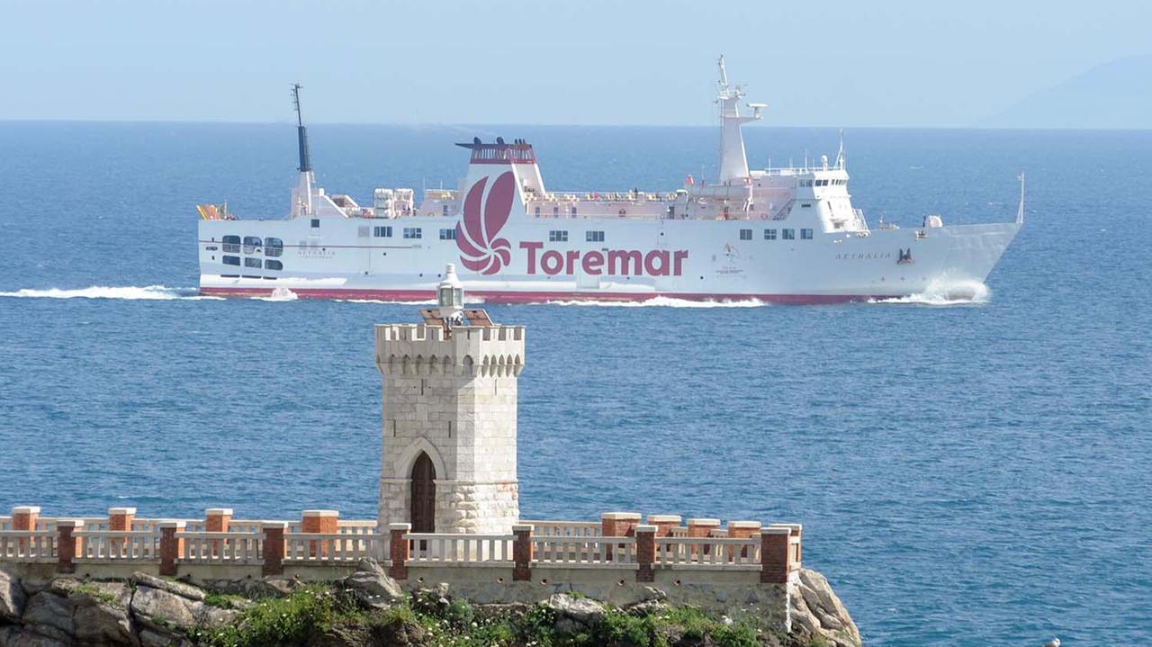 Un traghetto della Toremar nel canale di Piombino (foto Paolo Barlettani)