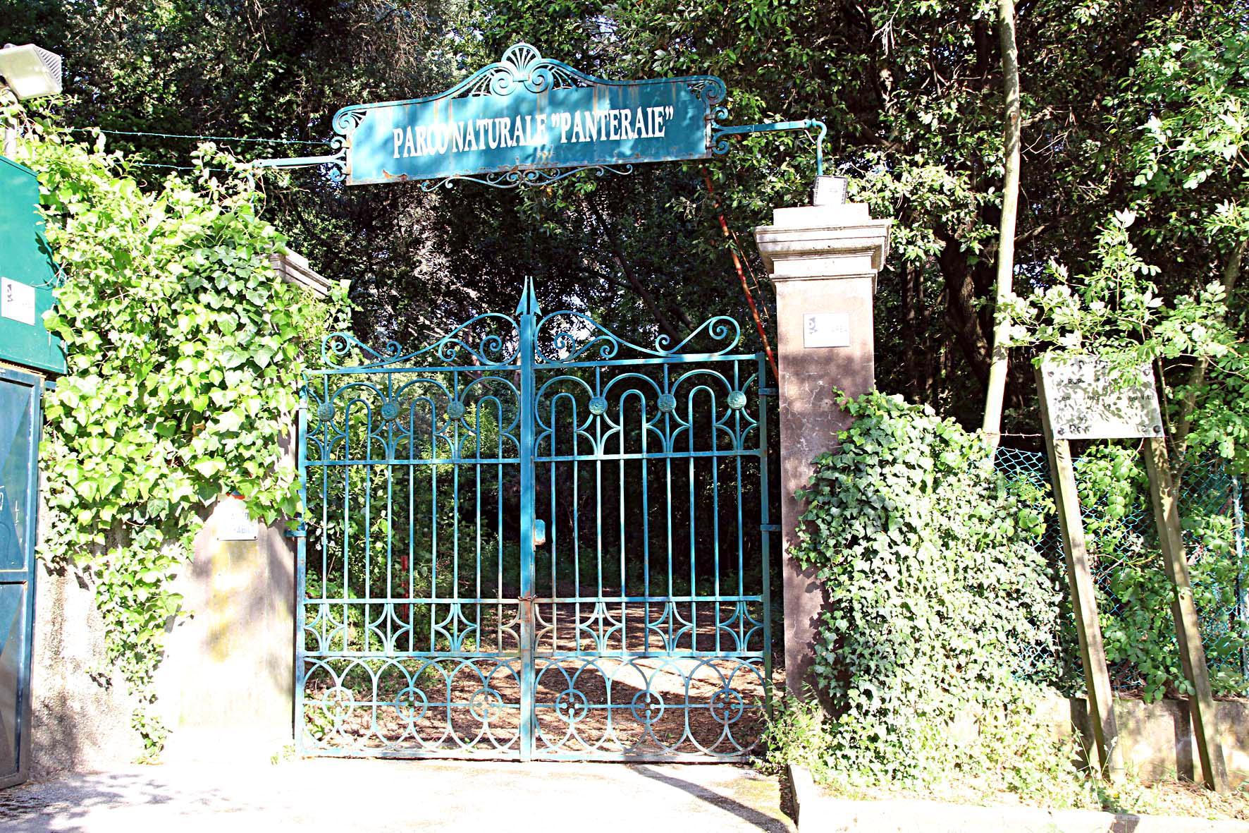 Il cancello d'ingresso de Parco delle Panteraie (Foto Nucci)