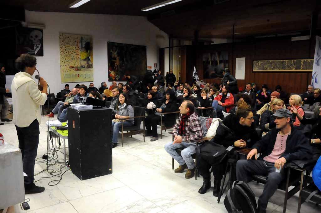 Una delle riunioni dell'Assemblea permanente nel municipio di Carrara