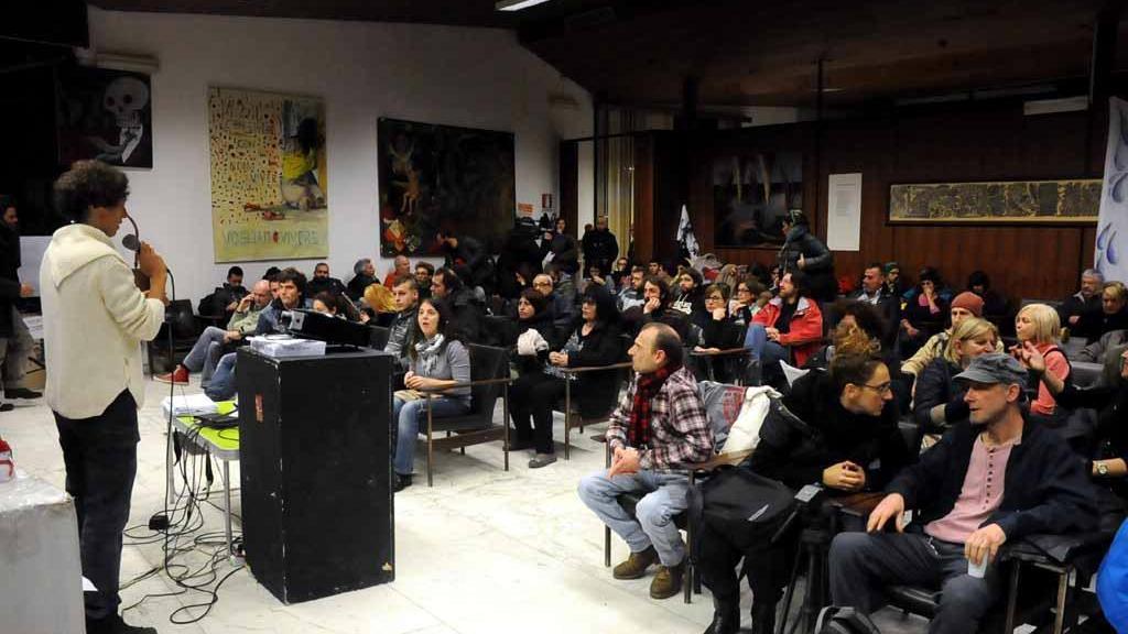 Una delle riunioni dell'Assemblea permanente nel municipio di Carrara