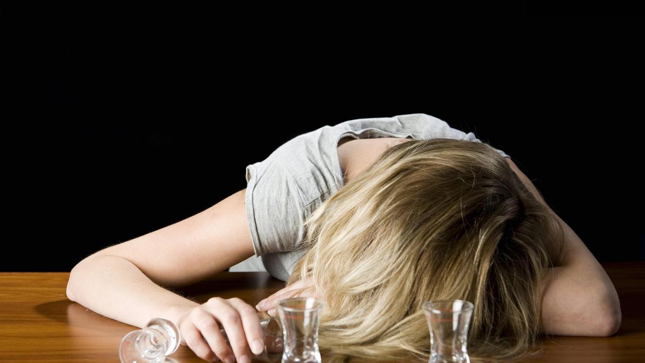 Quindicenne si ubriaca, denunciato il titolare del bar