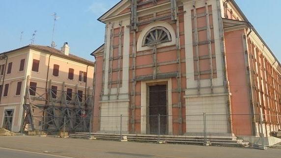 Fiorista chiude il negozio ed è assalita da rapinatore