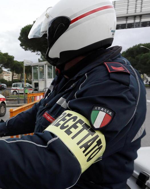 Vigili al lavoro con la scritta “Precettato”
