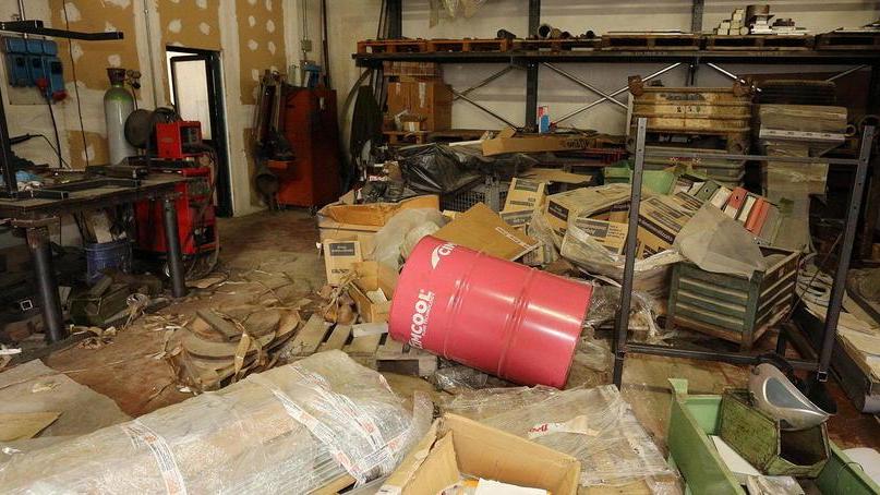 Sfondano pareti con un muletto via duecentomila euro di scarpe