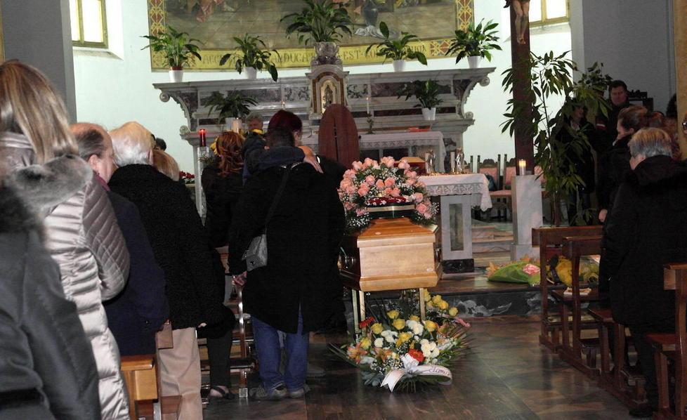 Tanta gente ai funerali di Alice morta dopo un malore a 25 anni