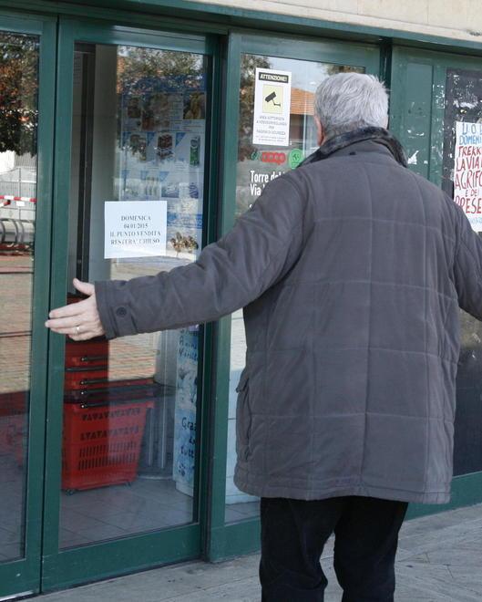 Gli addetti Coop escono prima della chiusura