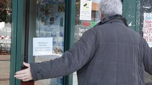 Gli addetti Coop escono prima della chiusura