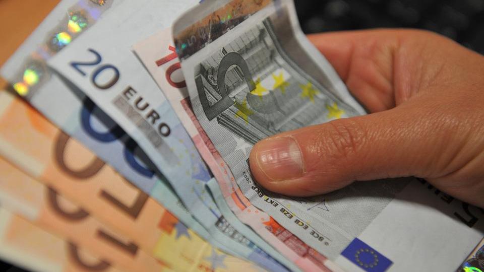 Cade dal parrucchiere, via alle estorsioni