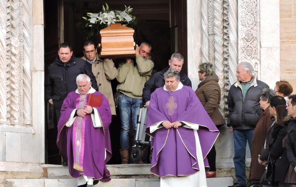 Una folla al funerale di Giorgio 