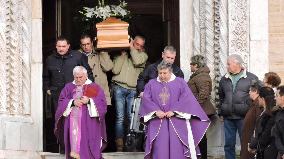 Una folla al funerale di Giorgio