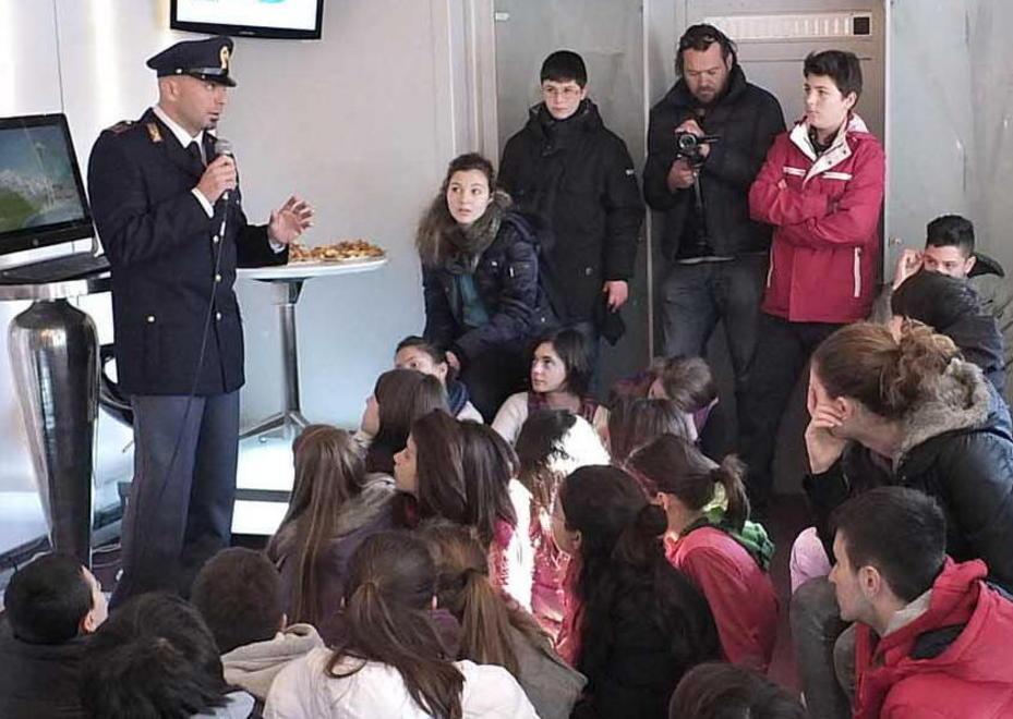 «Difendetevi dai cyberbulli e dagli adescatori on-line»