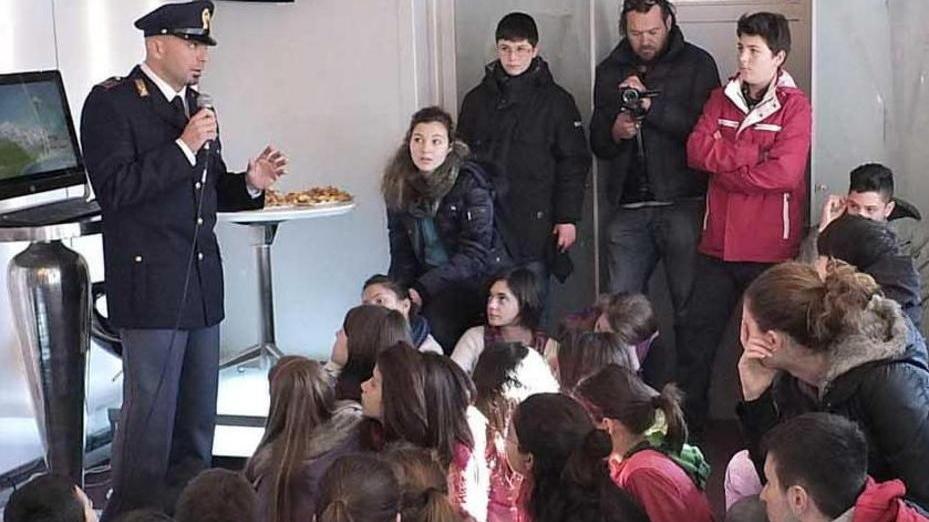 «Difendetevi dai cyberbulli e dagli adescatori on-line»
