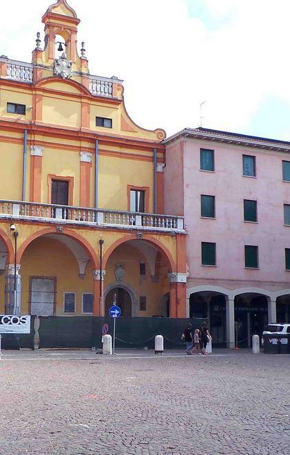 I musulmani centesi in piazza: no alla violenza 