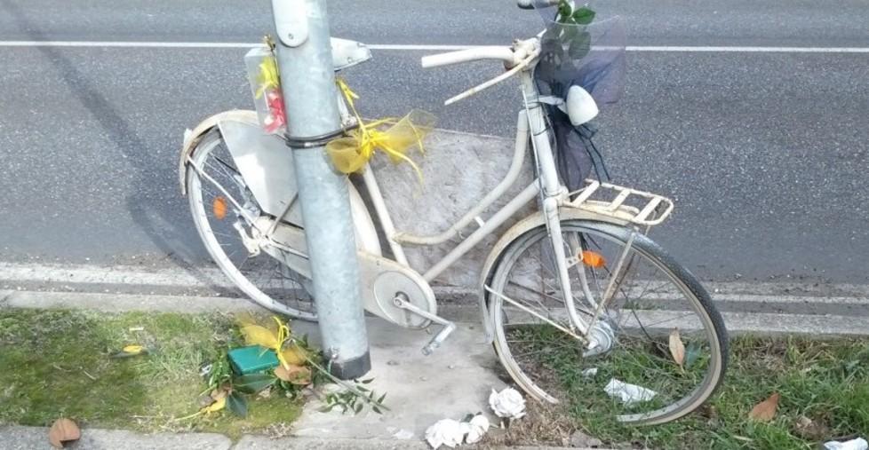 Strappati i fiori dalla bici che ricorda il ventenne ucciso