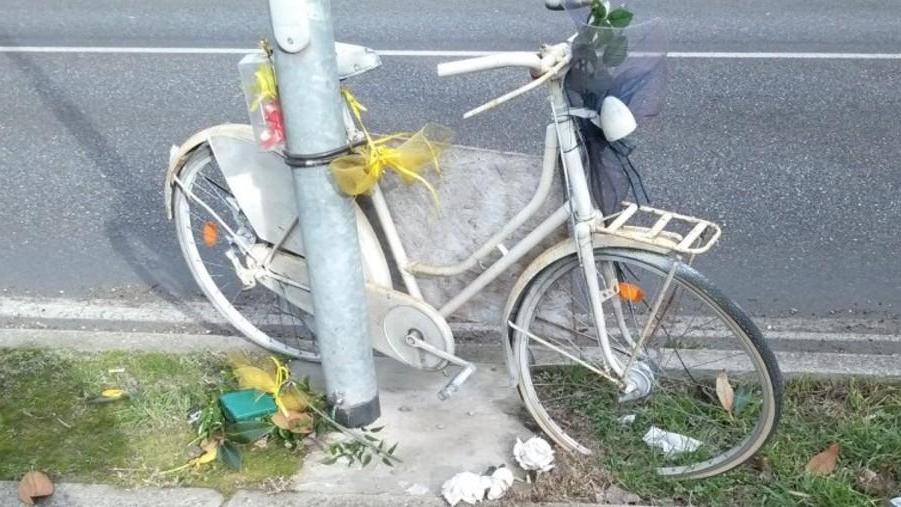 Strappati i fiori dalla bici che ricorda il ventenne ucciso