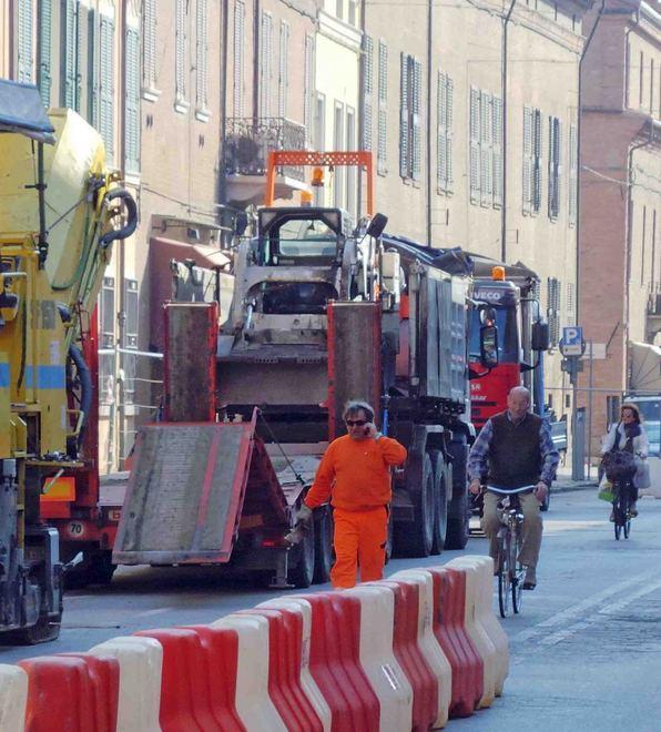 Lavori in quattro grandi contenitori