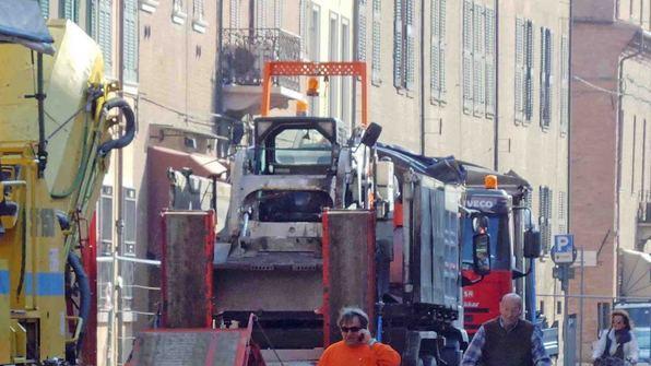 Lavori in quattro grandi contenitori