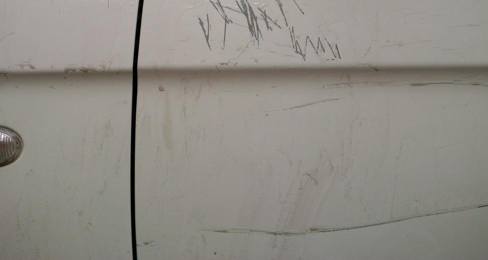 Auto rigate nel parcheggio della piscina