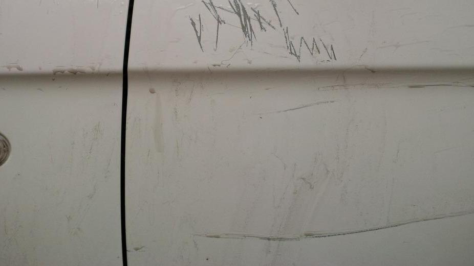 Auto rigate nel parcheggio della piscina