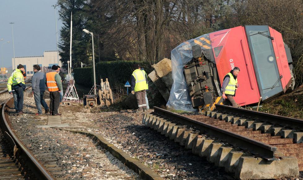 Gru al lavoro per recuperare il locomotore 
