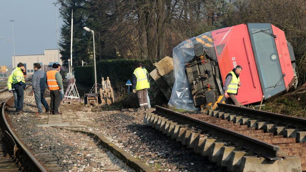 Gru al lavoro per recuperare il locomotore