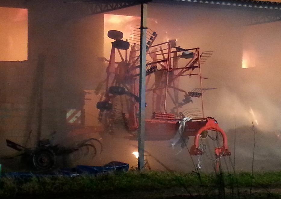 Azienda agricola divorata dalle fiamme 
