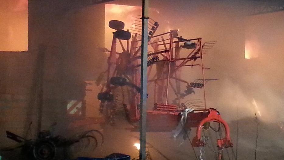 Azienda agricola divorata dalle fiamme