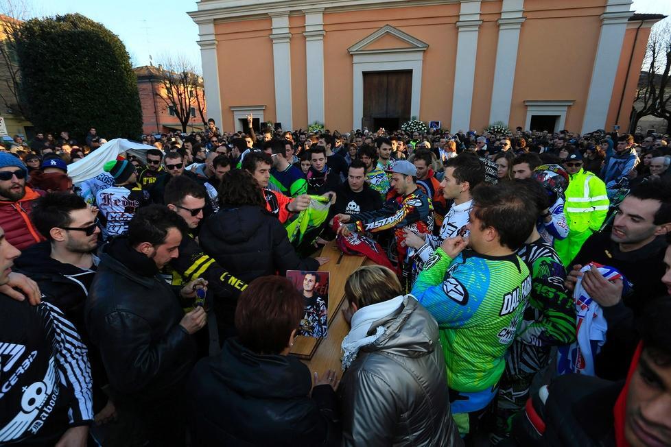 Ciao Kevin, centinaia di moto per l'ultimo saluto al campione di free style