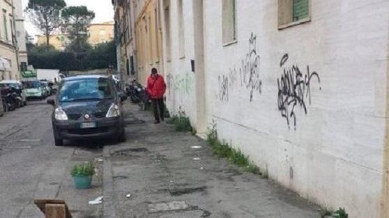 Le buche sul marciapiede in via Salvini
