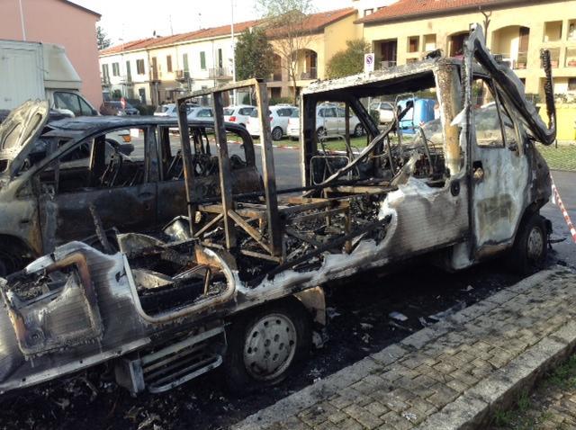 Le auto distrutte dal fuoco in via Bini (foto Batavia)