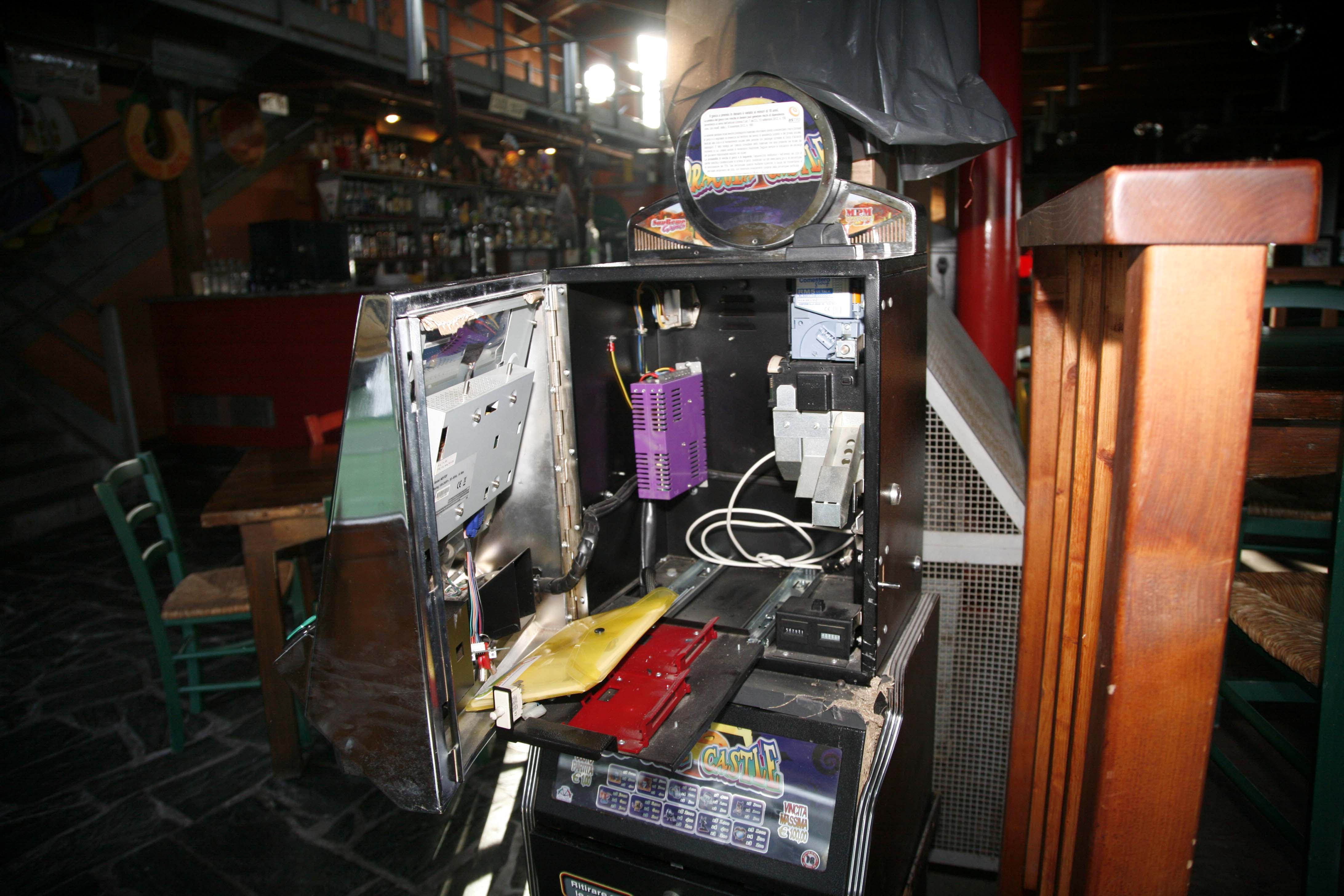 Una delle slot machine saccheggiate al Corsaro Rosso (foto Ciurca/Paglianti)