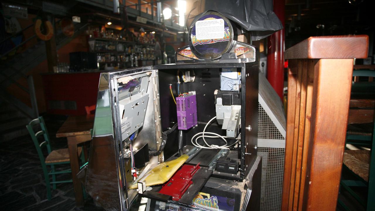 Una delle slot machine saccheggiate al Corsaro Rosso (foto Ciurca/Paglianti)
