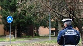 Auto in fiamme, sentiti alcuni giovani