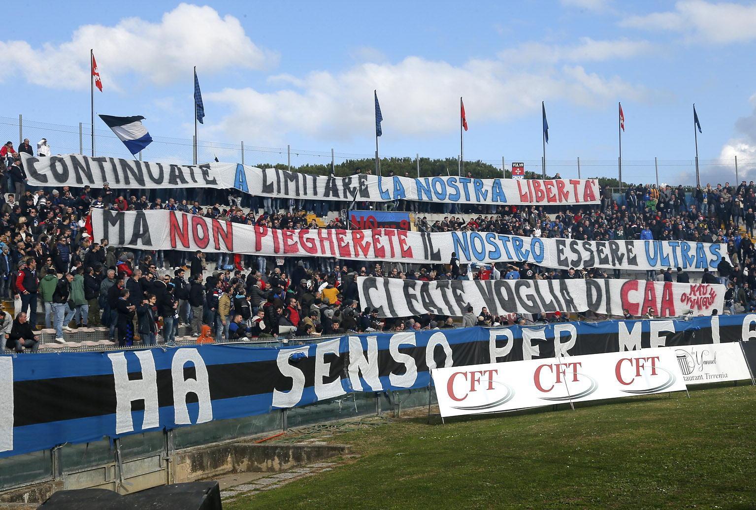 La curva nerazzurra in Pisa-Santarcangelo (foto Muzzi)