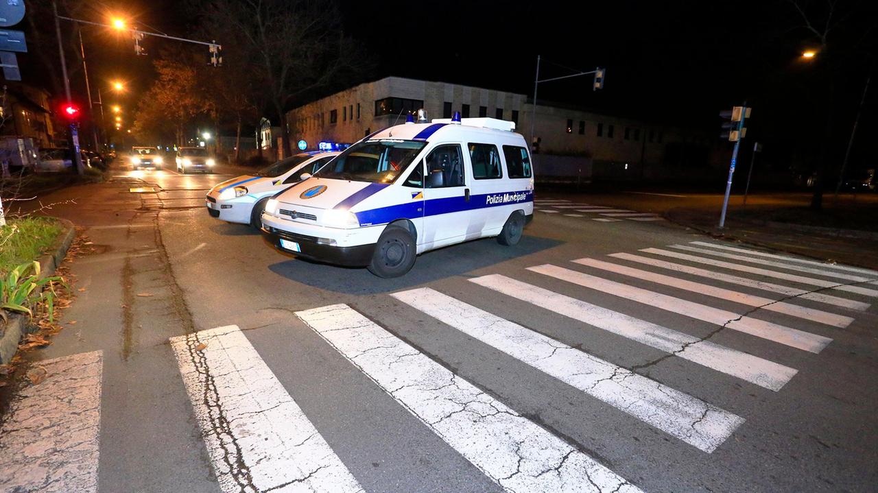 I rilievi della polizia municipale sul luogo dell'investimento