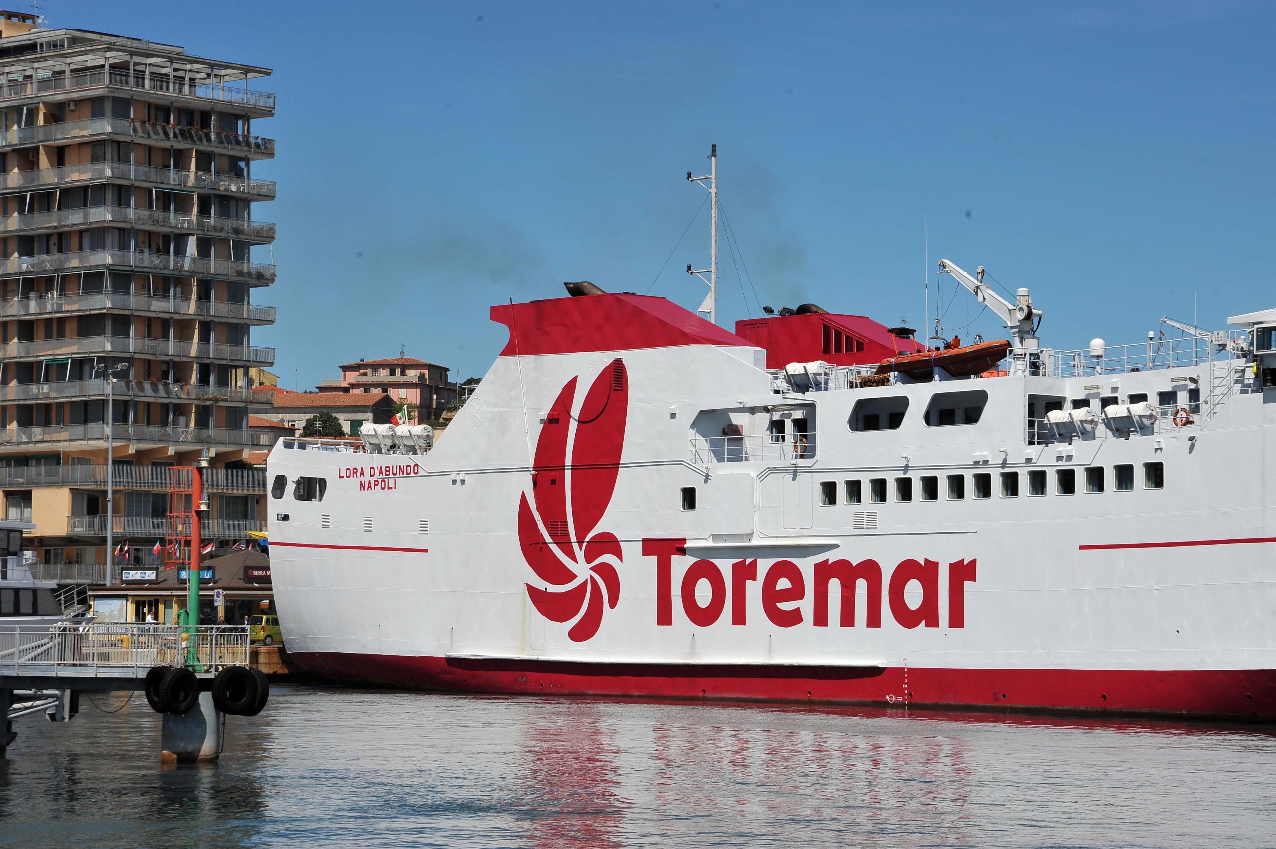 Un traghetto Toremar ormeggiato a Portoferraio (foto Giò Di Stefano)