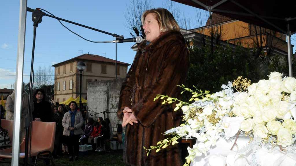 La rappresentante della Prefettura in pelliccia