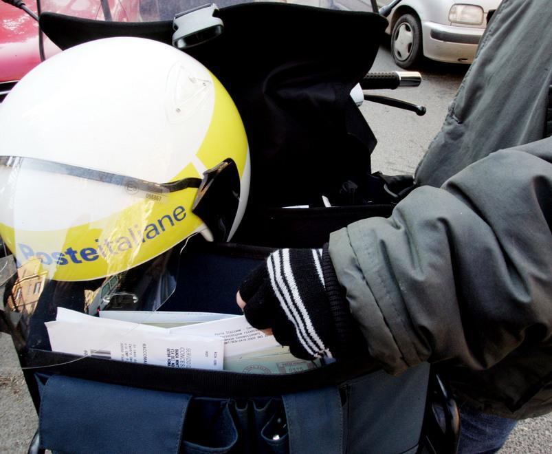 La protesta di un pensionato contro le Poste
