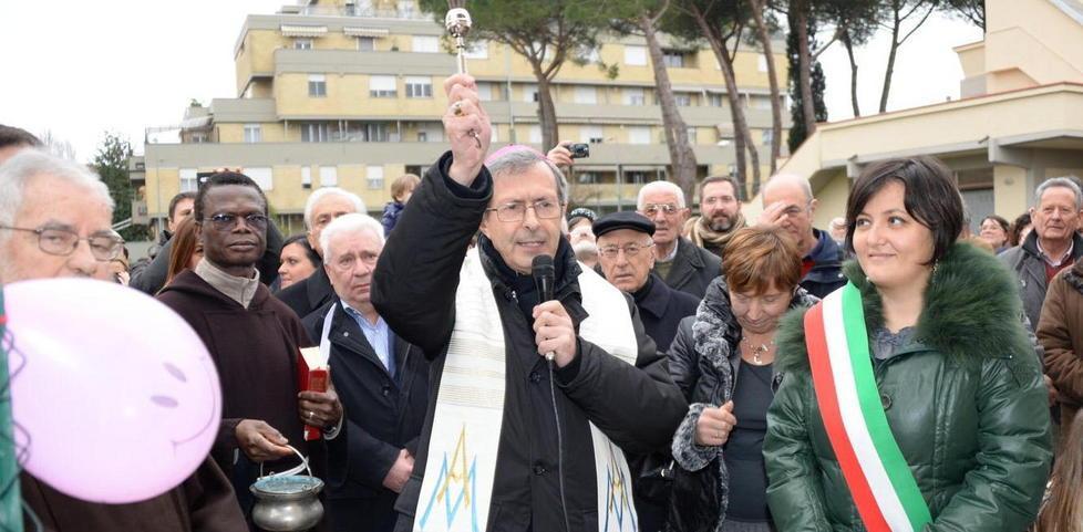 Il giorno dell'inaugurazione della scuola (foto Franco Silvi)